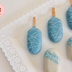 Čipkasti pladenj za cakesicles lučke za postavitev sladkega kotička na poroki ali rojstnem dnevu.
