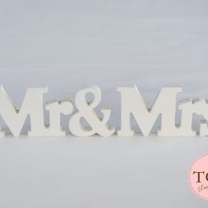 Izposoja belega napisa Mr & Mrs za namizno dekoracijo poročne mize.