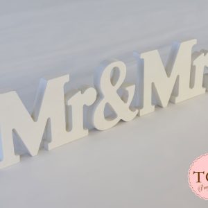 bel napis MR & MRS za poročno dekoracijo