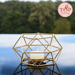 Izposoja zlatih geometrijskih svečnikov za dekoracijo miz na poroki ali zabavi.