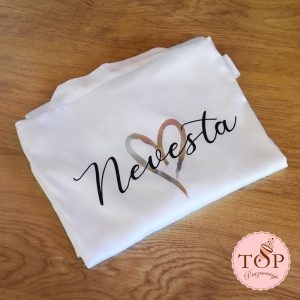 Izposoja haljic za nevesto z napisom nevesta za poročno jutro.
