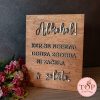 Lesena tabla z napisom 'Alkohol – ker se nobena dobra zgodba ni začela s solato' za cocktail kotiček.