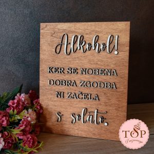 Lesena tabla z napisom 'Alkohol – ker se nobena dobra zgodba ni začela s solato' za cocktail kotiček.