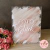 Akrilna tablica z napisom 'FOTO kotiček' v bež-roza-rjavi barvi.