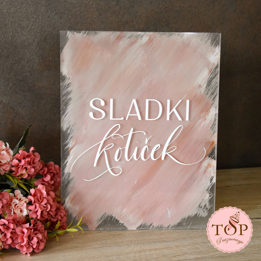 Akrilna tablica z napisom 'Sladki kotiček' v bež-roza-rjavi barvi - izposoja toppraznovanje.
