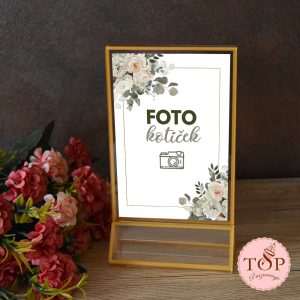 Napis v zlatem okvirju za foto kotiček z motivom belih vrtnic.