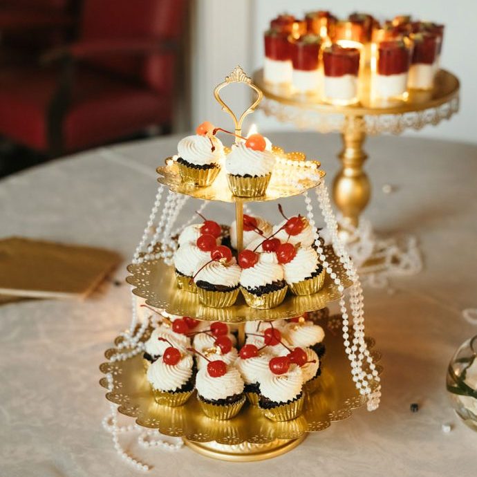 Zlato stojalo s tremi nadstropji za postrežbo finger-food slaščic in piškotov