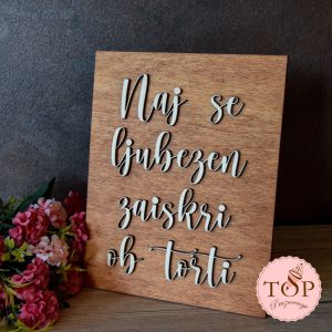 Lesena tablica z napisom Naj se ljubezen zaiskri ob torti za izposojo.