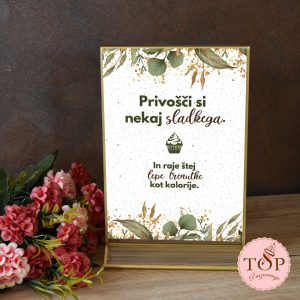 Tablica z napisom Privošči si nekaj sladkega in raje štej lepe trenutke kot kalorije.