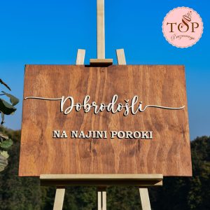 Lesena tabla dobrodošlice z napisom Dobrodošli na najini poroki.