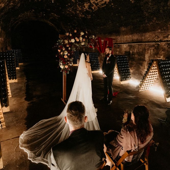 Leseni obok za poročni fotokotiček z zaveso, cvetjem ali balonsko dekoracijo