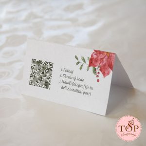 Kartice za sedežni red z imeni gostov in QR kodo – elegantne poročne tiskovine.