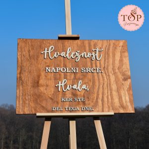 lesena zahvalna tabla z napisom "Hvaležnost napolni srce. Hvala, ker ste del tega dne" za dekoracijo na poroki