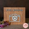 lesena tablica z napisom "Foto kotiček" za poročno dekoracijo