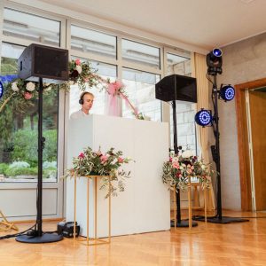 Izposoja zlatega stojala za cvetlične aranžmaje za poroke in praznovanja