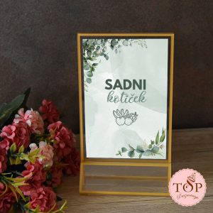 tablica sadni kotiček v zlatem okvirju za otroške zabave s sadnimi nabodalci in kozarčki s sadjem