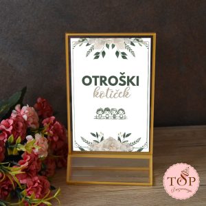 napis otroški kotiček za otroško zabavo z lesenimi igrami in mini igralnim prostorom