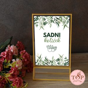 elegantna tablica sadni kotiček kot dekoracija ob pladnjih s sadjem in lahkimi prigrizki