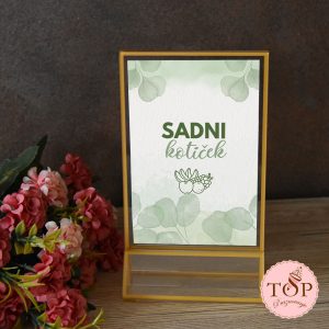 tablica sadni kotiček v zlatem okvirju za poročni bife s sadnimi krožniki in osvežilnimi pijačami