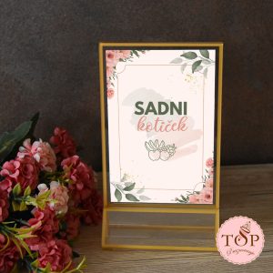 elegantna zlata tablica sadni kotiček za poroko z narezanim sadjem, grozdjem in jagodami