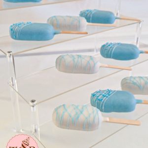 Večnivojsko akrilno stojalo za sladice, idealno za cupcake, cakesicles in fingerfood na poroki ali praznovanju.