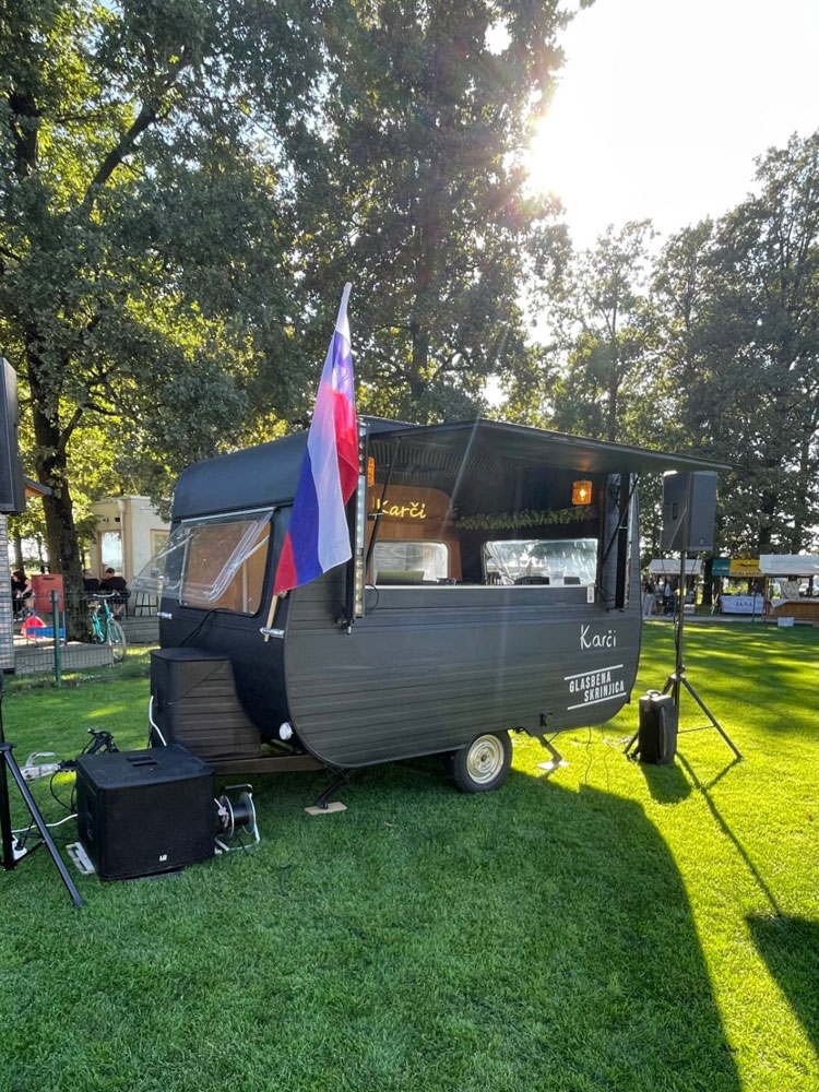 Prikolica je popolnoma opremljena in pripravljena na vse vrste dogodkov: poroke, rojstnih dnevi, podjetniške zabave, team buildingi, festivali, tematski večeri.