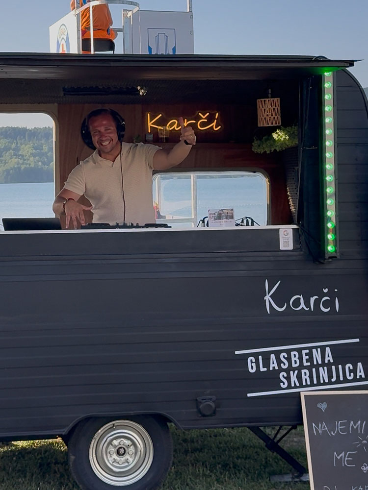 Najem dj prikolice za dogodke. Poskrbljeno za vso opremo za glasbeno doživetje.