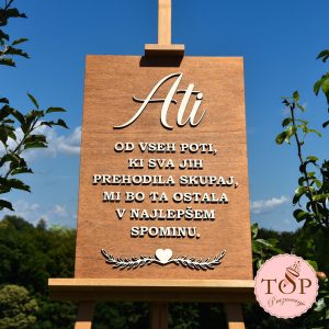 Lesena tabla z napisom ati, od vseh poti, ki sva jih prehodila skupaj, mi bo ta ostala v najlepšem spominu.