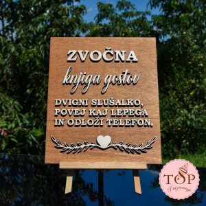 Lesena tablica za zvočno knjigo gostov z navodili za glasovno voščilo na retro telefonu
