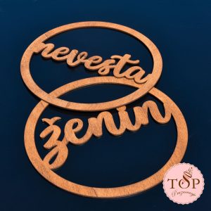 Lesena okrogla napisa Nevesta in Ženin za stola mladoporočencev